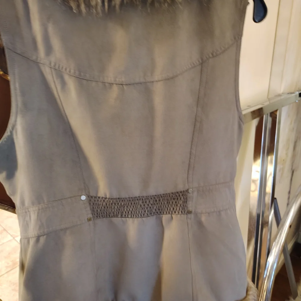 Women's Gray Faux Fur Vest - Picture 9 of 9